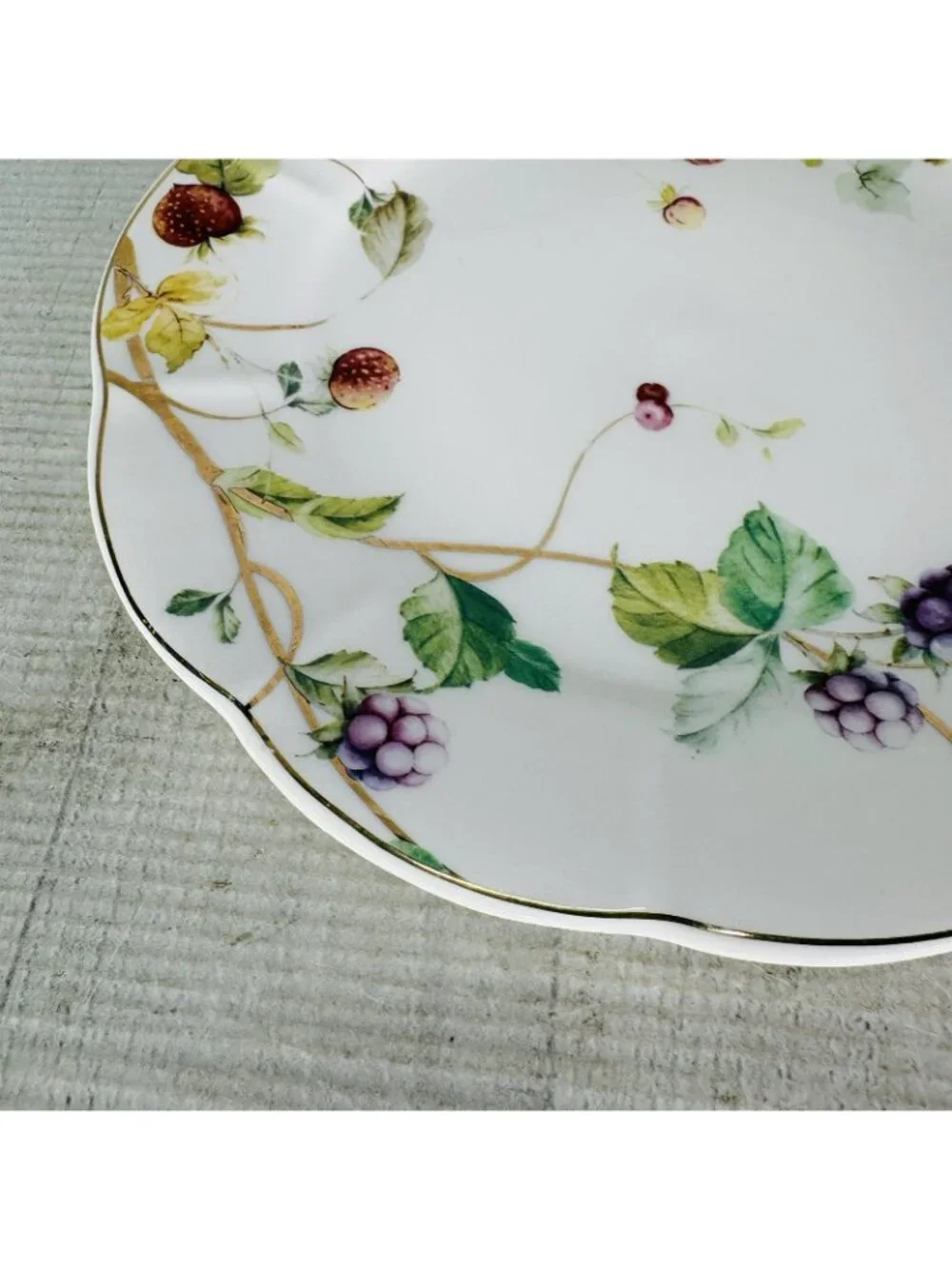 Grace's Teaware SUMMER BERRY Scalloped Gold Trim Porcelain Salad Plates Set 4